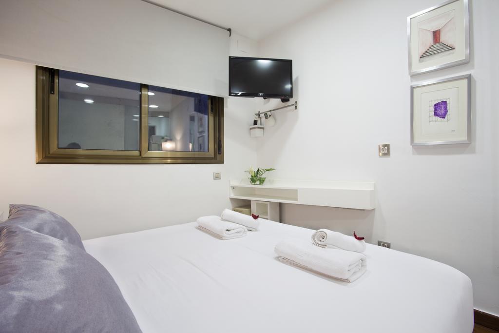 Triple With Private Bathroom In Gothic Affittacamere 2*