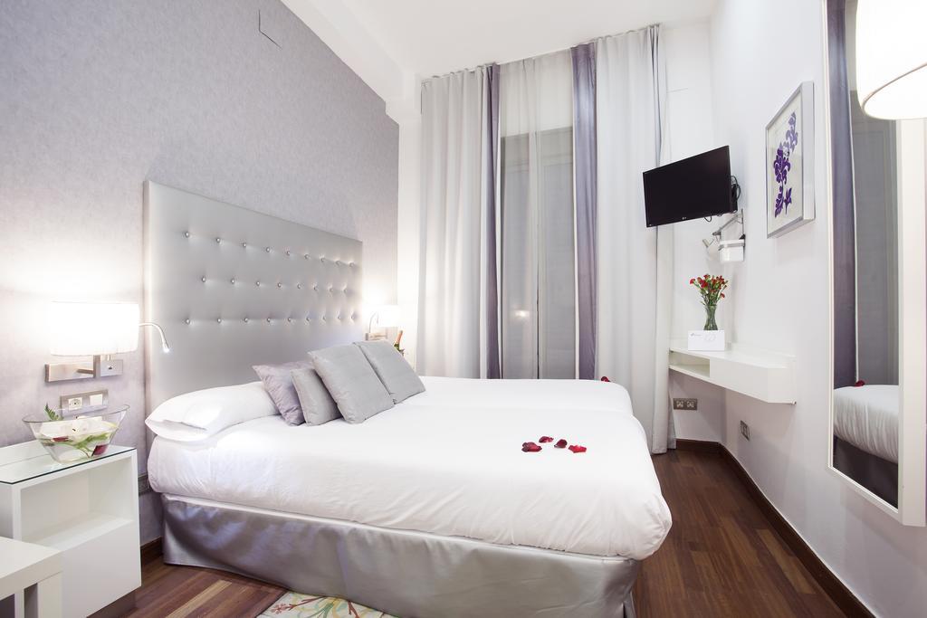 Triple With Private Bathroom In Gothic 2* Barcellona